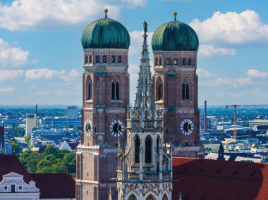 Frauenkirche ve Münih 'in ikiz kuleleri.