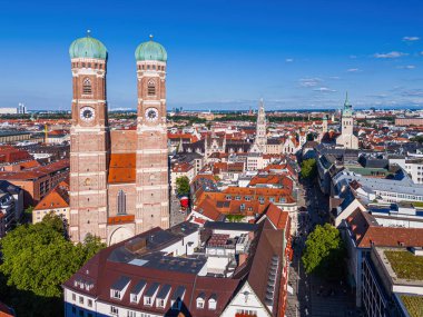 Sevgili Leydimizin ikonik Frauenkirche Katedrali ile Almanya, Münih 'ten Skyline. Katedralin ikiz yeşil kubbeleri tarihi ve modern binaların üzerinde yükselir..