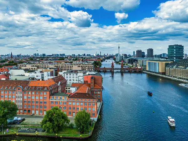 Berlin 'deki ünlü Oberbaumbruecke Köprüsü.