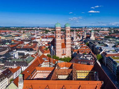 Sevgili Leydimizin ikonik Frauenkirche Katedrali ile Almanya, Münih 'ten Skyline. Katedralin ikiz yeşil kubbeleri tarihi ve modern binaların üzerinde yükselir..