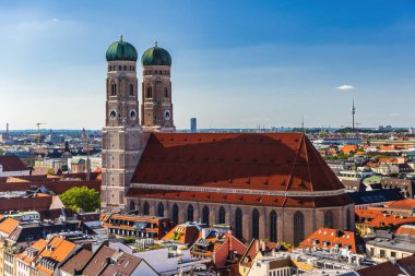 Münih 'teki kilisemizin ikiz kuleleri.