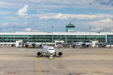 Lufthansa uçak Münih havaalanındaki bir park yerine çekiliyor..