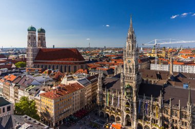 marienplatz Belediye Binası ve Münih'te frauenkirche havadan görünümü