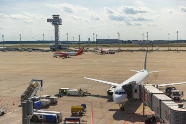 Lufthansa Airbus uçağı BER Havaalanına yanaştı.