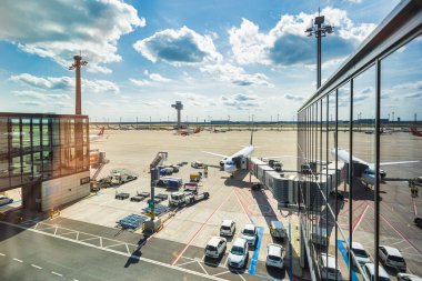 Lufthansa Airbus uçağı BER Havaalanına yanaştı.