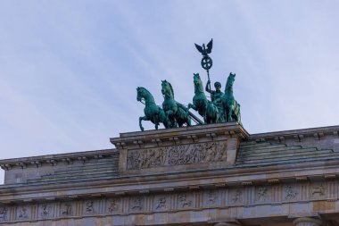 Berlin Almanya 'da Brandenburg Kapısı' nda Quadriga