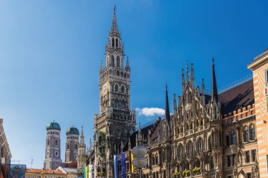 Marienplatz Yeni Belediye Binası ve esrarengiz Frauenkirche ile ünlü Münih silueti