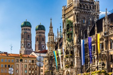 Marienplatz Yeni Belediye Binası ve esrarengiz Frauenkirche ile ünlü Münih silueti