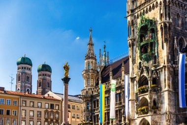 Marienplatz Yeni Belediye Binası ve esrarengiz Frauenkirche ile ünlü Münih silueti