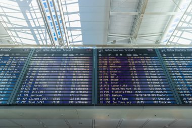 Münih Havalimanı 'ndaki uçuş ve kalkış saatlerinin işareti