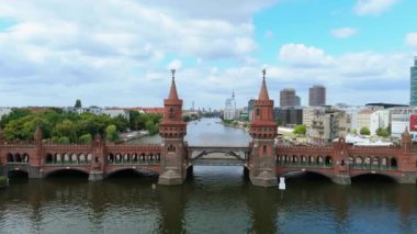 Oberbaum Köprüsü 'nün hava aracı görüntüsü, Berlins Nehri' ni geçen çift katlı bir köprü, şehrin simgelerinden biri olarak kabul ediliyor..