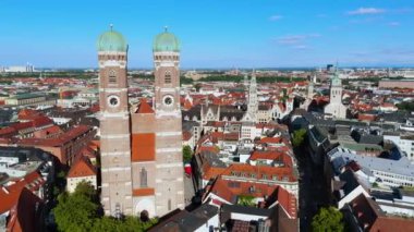 Almanya 'da sıcak bir yaz gününde Münih katedrali Frauenkirche' in Eski Şehir mimarisinin manzaralı panoramik manzarası