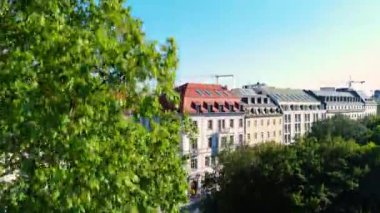 İnsansız hava aracı yükseliyor ve Münih 'in ve Leydi' mizin kilisesinin manzarasını gözler önüne seriyor.