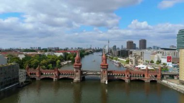 Oberbaum Köprüsü 'nün hava aracı görüntüsü, Berlins Nehri' ni geçen çift katlı bir köprü, şehrin simgelerinden biri olarak kabul ediliyor..