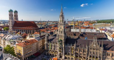 Almanya 'daki Marienplatz belediye binası ile ünlü Münih silueti