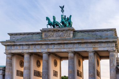 Brandenburger Tor Brandenburg Kapısı Berlin 'de geceleyin.