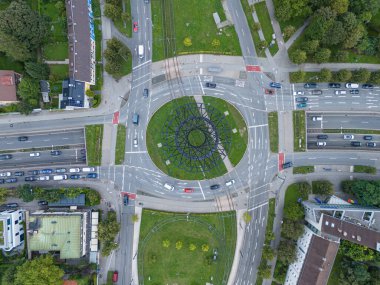 Yollar ve heykellerle Effnerplatz 'a tepeden bakıyor