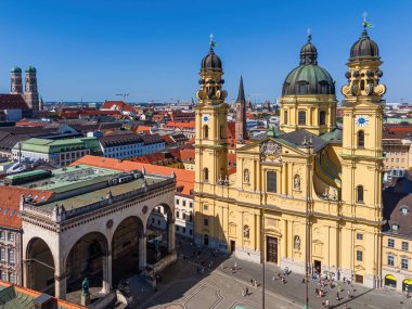 St. Cajetan Theatinerkirche Theatine Kilisesi 'nin önü. Katolik Kilisesi, 1675 'te açıldı. Barok mimarisi. Münih 'in en ünlü kiliselerinden biri..
