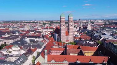 Almanya 'da sıcak bir yaz gününde Münih katedrali Frauenkirche' in Eski Şehir mimarisinin manzaralı panoramik manzarası