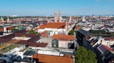 Eski Münih şehrinin Kaufinger Caddesi boyunca bir çok inşaat vinci ile birlikte tadilatı sürüyor.