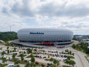 FC Bayern baut Ladepark bir Allianz Arena mit Unterstuetzung durch Man Trucks.