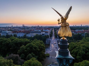 Friedensengel, Münih 'teki Prinzregentenstrasse' de güzel bir günbatımı gökyüzüne bakıyor.