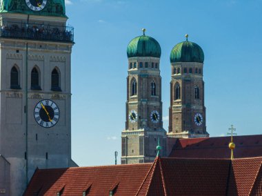 Marienplatz ve Frauenkirche 'e bakmak için ünlü bir yer olan Peter' ın kilisenin hava manzarası.