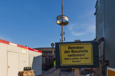 Oktoberfest sitesini imzalayın ve Almanca 'da inşaat alanına girmenin yasak olduğunu söyleyin.