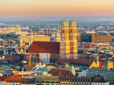 Münih, Almanya 'nın Skyline' ı, ikonik Frauenkirche namı diğer Sevgili Leydimizin Katedrali merkezde belirgin bir şekilde duruyor..