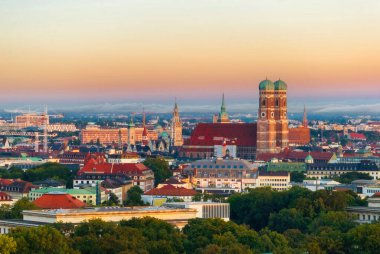 Münih, Almanya 'nın Skyline' ı, ikonik Frauenkirche namı diğer Sevgili Leydimizin Katedrali merkezde belirgin bir şekilde duruyor..