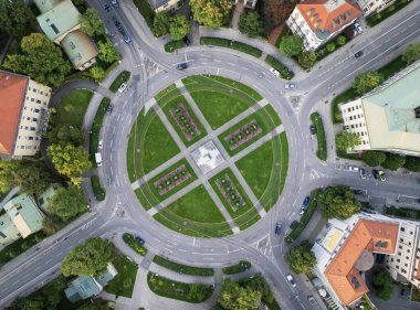 Karolinenplatz 'daki Obelisk, Rusya' nın Fransız işgali sırasında hayatını kaybeden 30000 Bavyeralı askerin anısına 1833 yılında Leo von Klenze tarafından inşa edilmiştir.