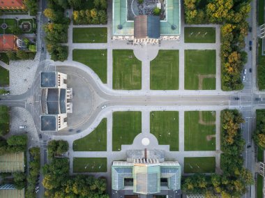 Koenigsplatz Meydanı, 19. yüzyılda Avrupa Neoklasizmi tarzında inşa edilmiş, Propylaen Kapısı, Glyptothek ve Staatliche Antikensammlungen 'e ev sahipliği yapmaktadır..