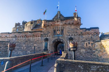 Mavi ışığı olan Edinburgh kalesi