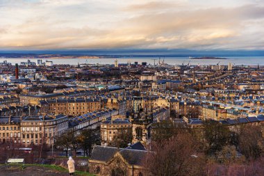 Bir tepenin üstünden Edinburgh şehri manzarası