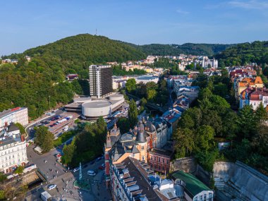 Tepeden Karlovy Vary şehir merkezinin panoramik görüntüsü