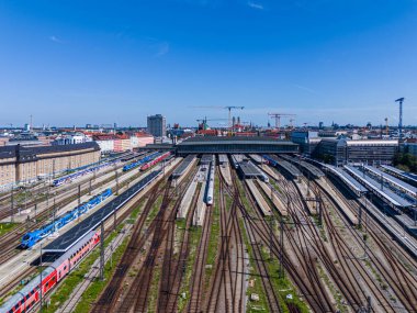 İzler Münih 'teki ana tren istasyonuna gidiyor.