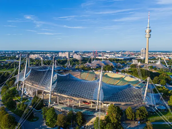 Münih Olimpiyat Parkı. 291 metre yüksekliğindeki Olimpiyat Kulesi kentteki en yüksek binadır..