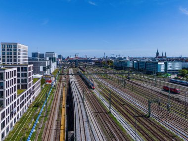 İzler Münih 'teki ana tren istasyonuna gidiyor.