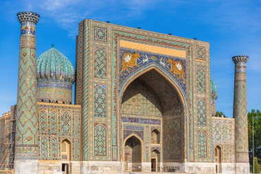 Registan Sher Dor Madrasa, Özbekistan 'da antik bir şehir olan Semerkant' ın bir parçasıdır.