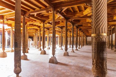 Itchan Kala, Khiva, Özbekistan 'daki Djuma Camii' nde iyi oyulmuş ahşap bir sütun. İç mekan ahşap tavanı 215 tane ahşap oyma sütunuyla desteklenen tek bir salondur.