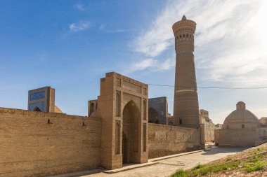 Bu resimde, tarihi Poi Kalon İslam kompleksinin Buhara, Özbekistan 'daki önemli unsurları olan ikonik Kalyan Minaresi ve Kalyan Camii yer alıyor..
