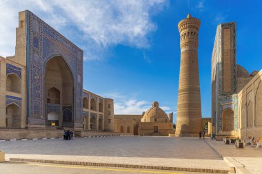 Bu resimde, tarihi Poi Kalon İslam kompleksinin Buhara, Özbekistan 'daki önemli unsurları olan ikonik Kalyan Minaresi ve Kalyan Camii yer alıyor..