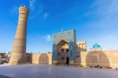 Bu resimde, tarihi Poi Kalon İslam kompleksinin Buhara, Özbekistan 'daki önemli unsurları olan ikonik Kalyan Minaresi ve Kalyan Camii yer alıyor..
