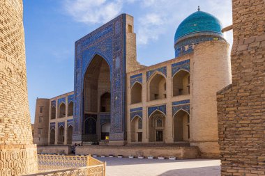 Madrasah Mir Arab, Poi Kalon İslam kompleksinin bir parçasıdır.