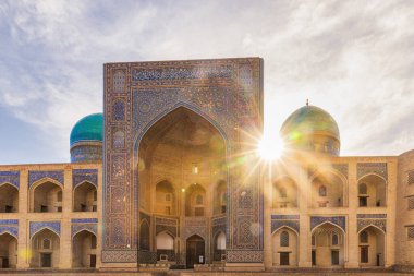 Madrasah Mir Arab, Poi Kalon İslam kompleksinin bir parçasıdır.