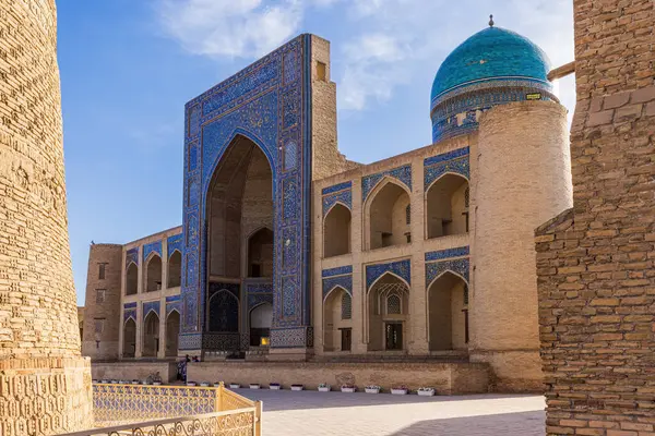 Madrasah Mir Arab, Poi Kalon İslam kompleksinin bir parçasıdır.
