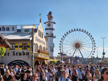 MÜZİK, GERMANY - 21 Eylül 2024: Almanya 'nın Münih kentindeki geleneksel Ekim Festivali' nde geleneksel giysiler içinde bir grup insan
