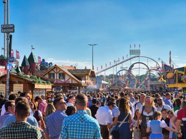 MÜZİK, GERMANY - 22 Eylül 2024: Almanya 'nın Münih kentindeki geleneksel Ekim Festivali' nde geleneksel giysiler içinde bir grup insan