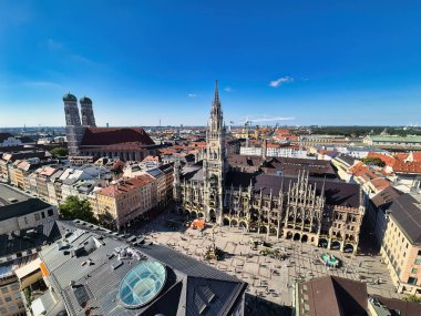 Marienplatz Yeni Belediye Binası ve esrarengiz Frauenkirche ile ünlü Münih silueti