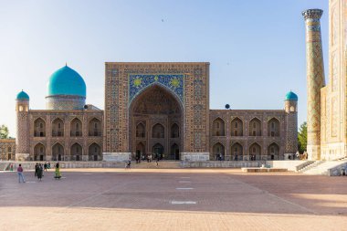 Semerkant, Özbekistan 'da medrese Tilya Kori cephesi. XVII. Yüzyılın İslami mimarisi örneği